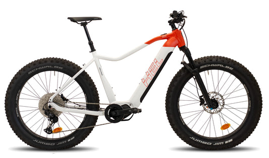 Helkama FE12S 12v sähköpyörä, Helkaman valko-oranssi fat-tire-maastopyörä, jossa on leveät mustat renkaat, levyjarrut ja tukeva runko, kuvassa sivulta valkoisella pohjalla.
