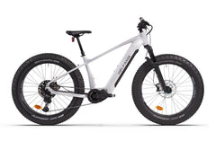 Valkoinen Helkama FE 12v 26" 708Wh sähköpyörä, jossa on paksut maastorenkaat, levyjarrut, tukeva runko ja tehokas 708Wh akku, näkyy sivulta valkoisella pohjalla.