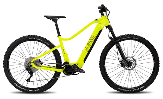 Helkama XE10 10v 29″ EP6 sähköpyörä kirkkaankeltaisena profiilissa valkoisella pohjalla. Pyörässä on paksut mustat renkaat, musta satula, levyjarrut ja Shimano EP6. Rungossa näkyy Helkama-brändinimi.