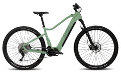 Helkama XE10 10v 29″ EP6 sähköpyörässä on vaaleanvihreä runko integroidulla akulla, musta istuin ja ohjaustanko, etujousitushaarukka, levyjarrut, suuret Schwalbe Nobby Nic -renkaat ja Shimano EP6 -moottori.