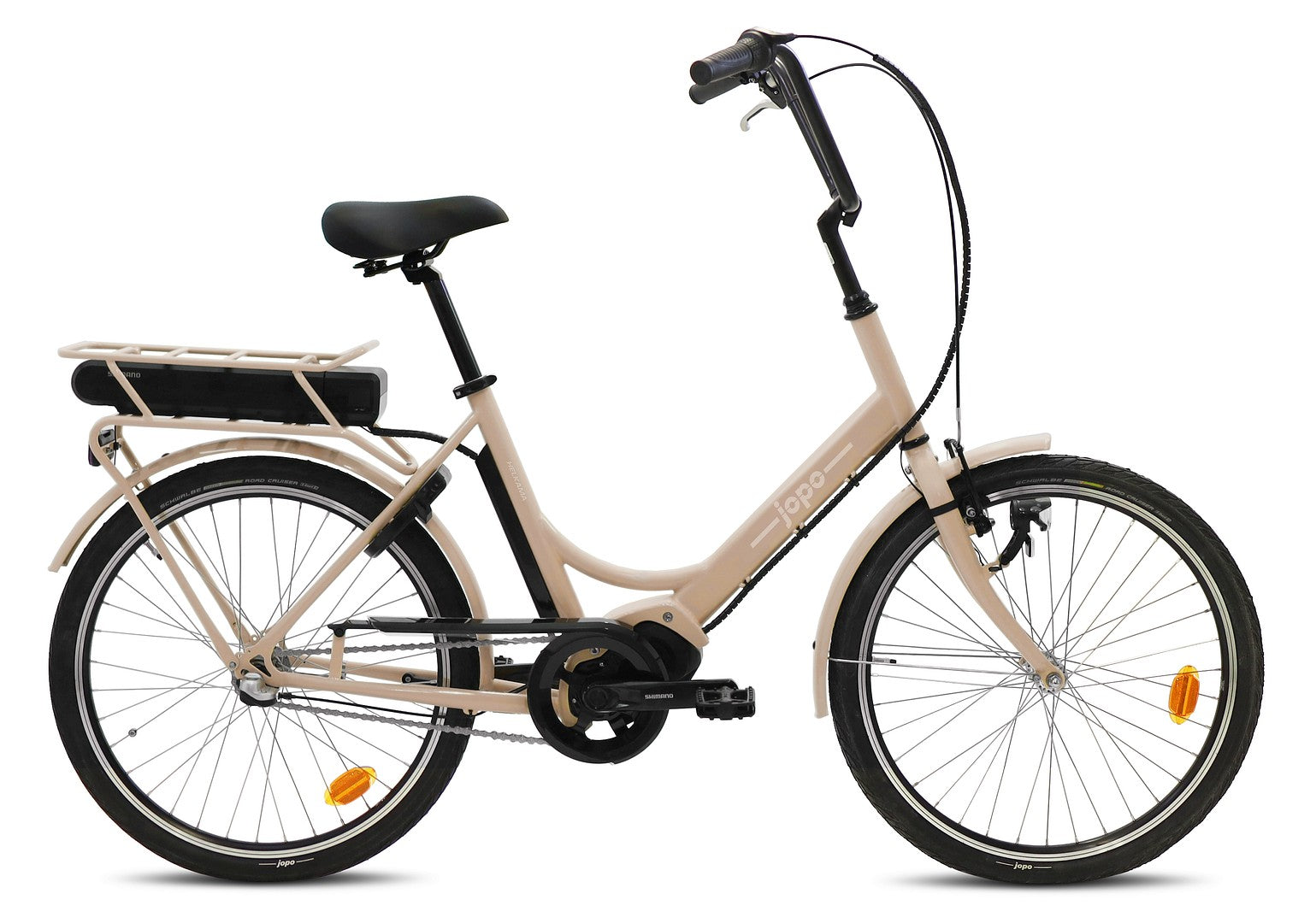 Helkama e-jopo 3v 24″ sähköpyörä beige, jossa on Shimano sähköavustus, takatelineakku, musta satula, pysty ohjaustanko ja täydet suojalevyt, näkyy sivulta valkoista taustaa vasten.