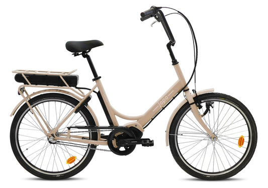 Helkama e-jopo 3v 24″ sähköpyörä beige, jossa on Shimano sähköavustus, takatelineakku, musta satula, pysty ohjaustanko ja täydet suojalevyt, näkyy sivulta valkoista taustaa vasten.