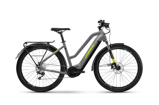 Harmaa Haibike TREKKING 6 Mid 27,5″ by SÄHKÖPYÖRÄT.NET, jossa on step-through-runko, etujousitus, tavarateline takana, suojalevyt ja Yamaha PW-ST System -järjestelmä, näkyy valkoisella pohjalla.