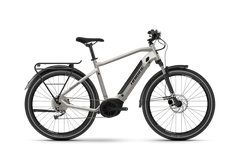 Sivukuva Haibike TREKKING 3 High S-koko sähköpyörästä SÄHKÖPYÖRÄT.NETistä, valkoinen runko mustalla ohjaustangolla, pyörillä, satulalla ja telineellä; siinä on Bosch Performance -moottori ja integroitu akku alaputkessa.