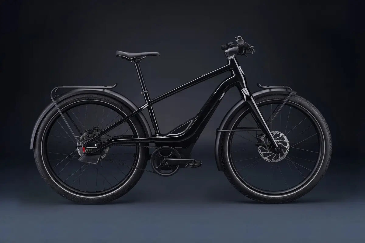 Serial1 Harley-Davidson: Serial 1 Rush on tyylikäs musta sähköpyörä, jossa on paksut renkaat, automaattinen CVT-vaihteisto, etu- ja takalokasuojat, levyjarrut ja integroitu moottori, joka näkyy tummalla taustalla.