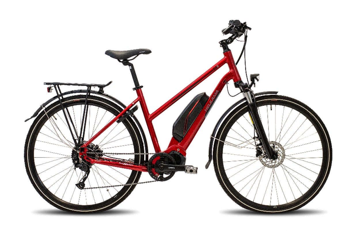 Helkama SE LTD 9v 28″ on punainen sähköpyörä, jossa on musta akku rungossa, 9-vaihteinen voimansiirto, etujousitus, takateline, suojalevyt ja levyjarrut, kuvassa sivuttain valkoista taustaa vasten.