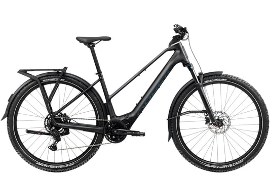 SÄHKÖPYÖRÄT.NETin ORBEA KEMEN ADV 30 MID L Black Matt esittelypyörä, jossa on kalteva runko, etujousitus, takateline, täydelliset suojalevyt ja nupukkarenkaat, on kuvattu sivulta valkoisella taustalla.