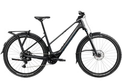SÄHKÖPYÖRÄT.NETin ORBEA KEMEN ADV 30 MID L Black Matt esittelypyörä, jossa on kalteva runko, etujousitus, takateline, täydelliset suojalevyt ja nupukkarenkaat, on kuvattu sivulta valkoisella taustalla.