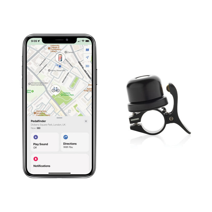 Älypuhelin, jossa on kartta pyöräilyohjeineen, on mustan SÄHKÖPYÖRÄT.NET Pedalfinder pyörän GPS-paikannin vieressä, joka sopii täydellisesti polkupyörän paikannukseen Applen Etsi -verkolla, puhtaalla valkoisella taustalla.