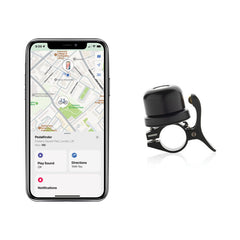 Älypuhelin, jossa on kartta pyöräilyohjeineen, on mustan SÄHKÖPYÖRÄT.NET Pedalfinder pyörän GPS-paikannin vieressä, joka sopii täydellisesti polkupyörän paikannukseen Applen Etsi -verkolla, puhtaalla valkoisella taustalla.