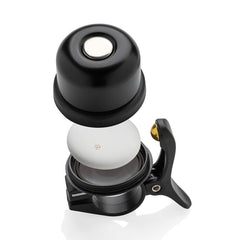 Musta clip-on kameran linssin kiinnitys, valkoinen pallomainen tracker, ja musta magneettinen korkki-kuva erillään ja pinottu-ideaalinen käytettäväksi SÄHKÖPYÖRÄT.NET Pedalfinder pyörän GPS-paikannin tai paikantaa pyöräsi kautta Applen Etsi -verkko.