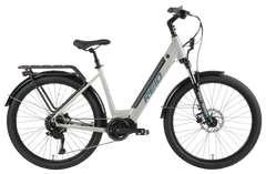 Harmaa REID E-BIKE QUEST 2.0 25 KPH L-52CM SÄHKÖPYÖRÄT.NETin harmaa REID E-BIKE QUEST 2.0 25 KPH L-52CM, jossa on 250 W:n keskikäyttöinen moottori, mustat renkaat, etujousitus, takateline, suojalevyt ja läpivientirunko, on kuvattu sivulta valkoisella pohjalla.