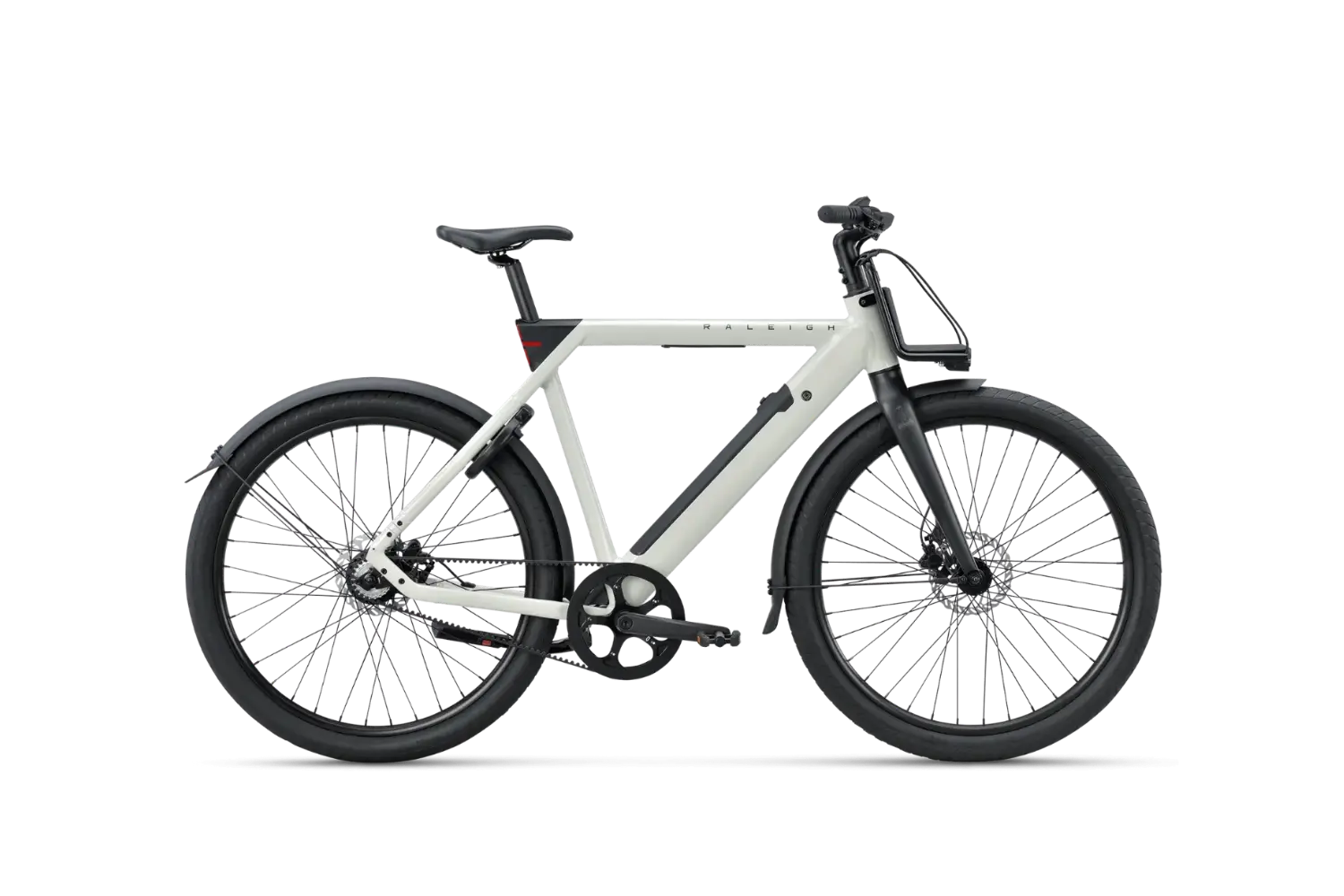 RALEIGH ONE hihnavetoinen sähköpyörä Raleighilta on moderni valkoinen kaupunkisähköpyörä, jossa on mustat pyörät, suojukset ja ohjaustanko. Valkoisella taustalla sivulta kuvattuna siinä on tukeva runko ja integroitu akku.