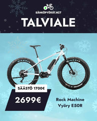 SÄHKÖPYÖRÄT.NETin valkoinen Rock Machine Pyry E50R e-fatbike seisoo lumisen sinisen taustan edessä. Teksti: Talviale, Säästö 1700€, 2699€, sähköavusteinen pyörä Rock Machine Vyöry E50R.