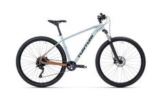 Tunturin vaaleansininen sähköpyörä valkoisella taustalla.