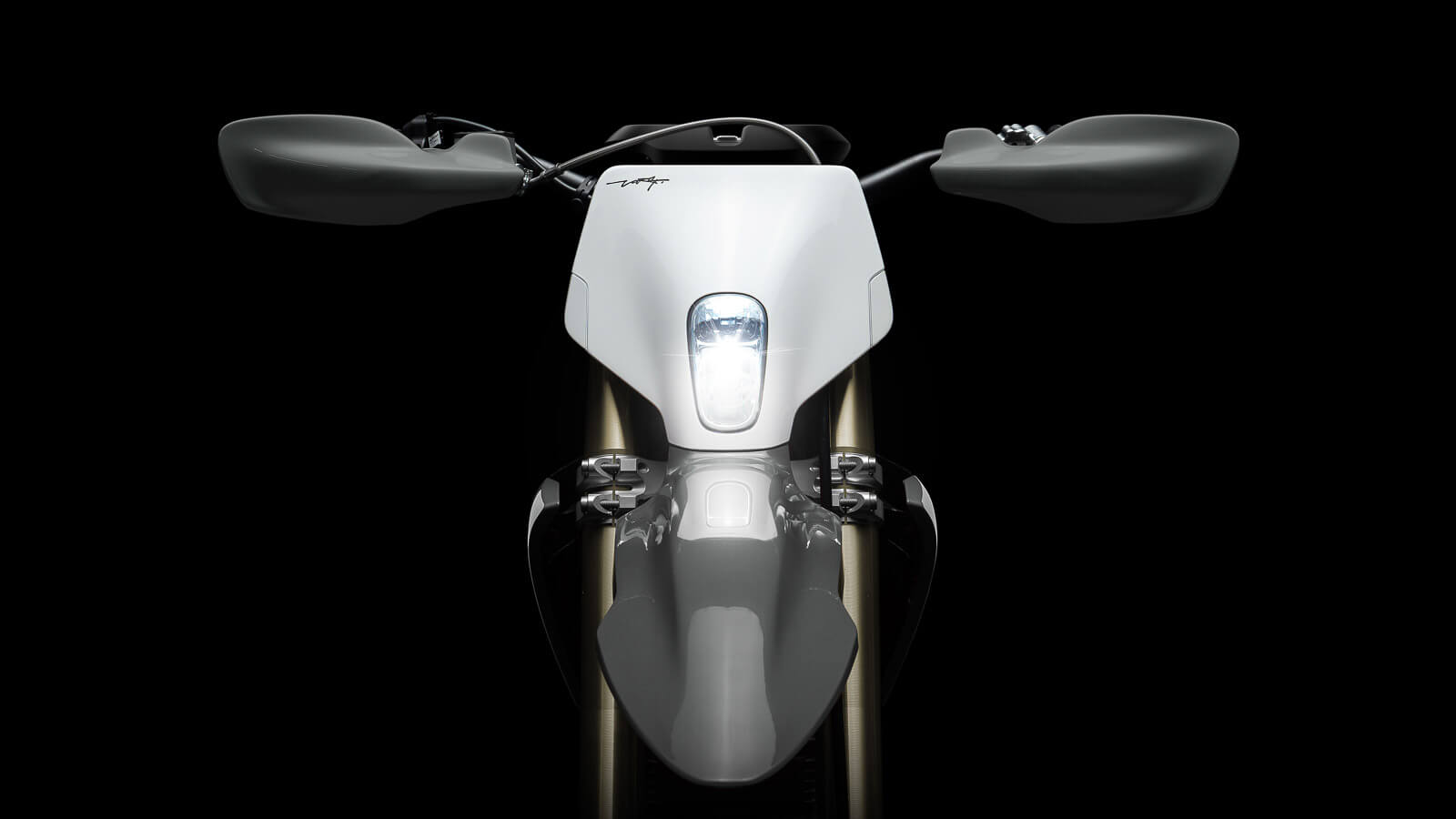 Valkoinen sähkömoottoripyörä mustalla taustalla