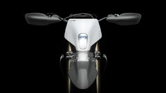 Valkoinen sähkömoottoripyörä mustalla taustalla