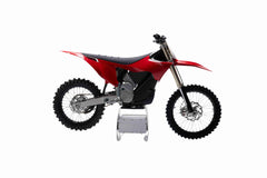 Punainen sähkömoottoripyörä valkoisella taustalla