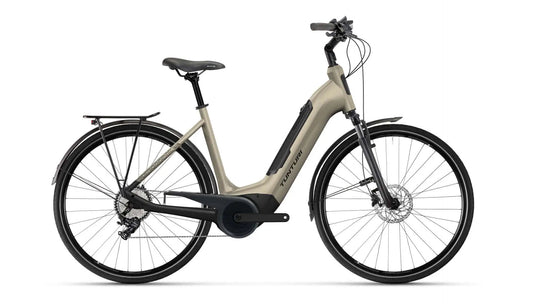 Tunturin naisten shampanjan värinen sähköpyörä valkoisella taustalla