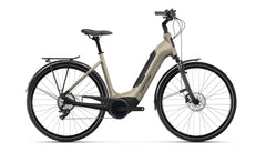 Tunturin naisten shampanjan värinen sähköpyörä valkoisella taustalla