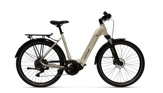 Tunturi shampaanvärinen kaupunkisähköpyörä valkoisella taustalla