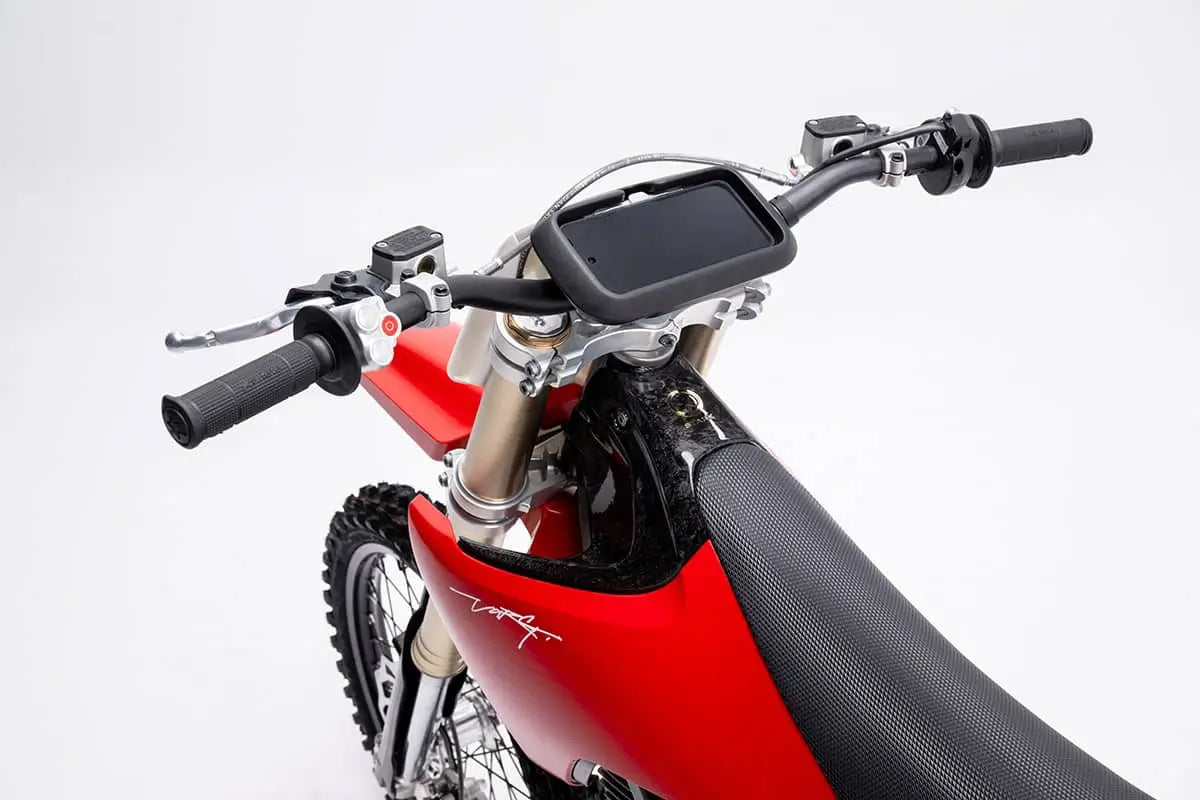 Punainen motocrossi valkoisella taustalla