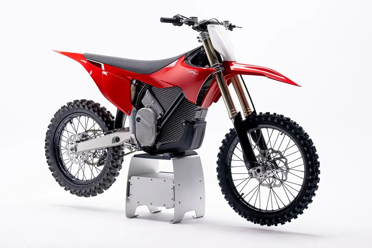 Punainen motocrossi valkoisella taustalla