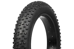 Lähikuva SÄHKÖPYÖRÄT.NET Vee Tire Snowball 20 x 4.0" fatbike nastarengas näyttää sen suuren, nastoitetun kulutuspinnan, joka tarjoaa erinomaisen lumi- ja jääpidon, ja valkoinen tausta korostaa sen karua rakennetta ja muotoilun yksityiskohtia.