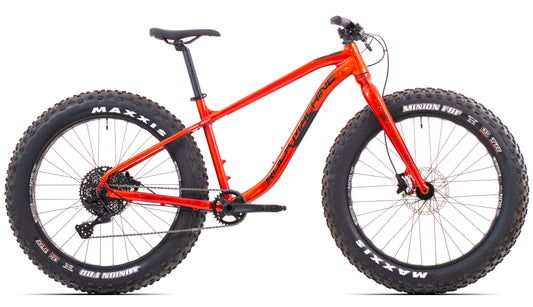 SÄHKÖPYÖRÄT.NETin Rock Machine Vyöry 30 esittelypyörässä on Maxxis-nastarenkaat, tukeva runko, musta satula ja litteä ohjaustanko - kuvassa punaisena sivulta valkoisella pohjalla, joka on rakennettu jokaiseen maastoajoseikkailuun.