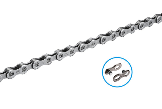 Hopeinen Shimano CN-LG500 9/10/11-v Linkglide ketju SÄHKÖPYÖRÄT.NET:stä ulottuu vinosti valkoisen taustan poikki, ja sininen ympyrä oikealla alhaalla korostaa kahta pikaliitintä.